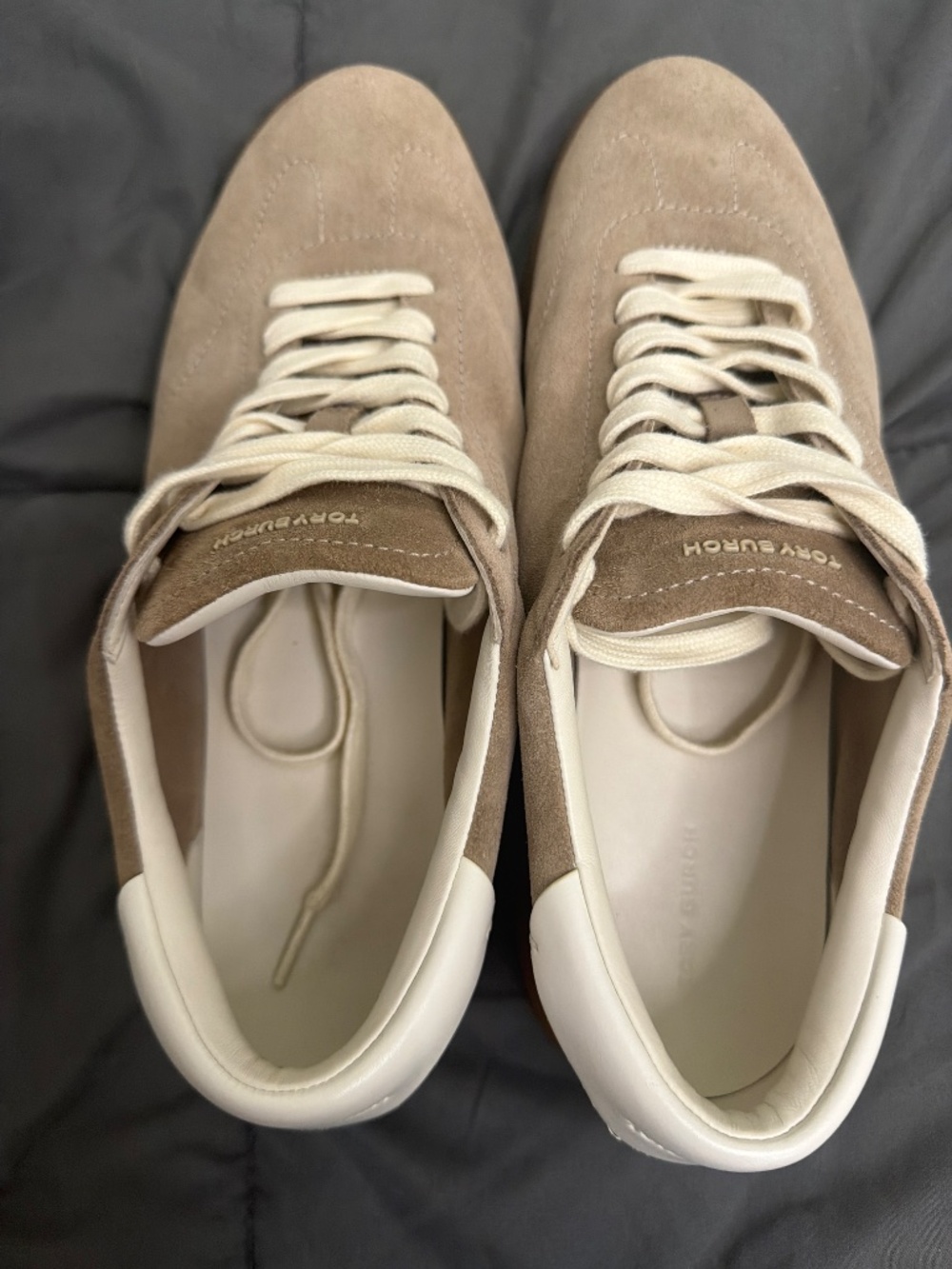 Tennis shoes - Picture 2 of 3